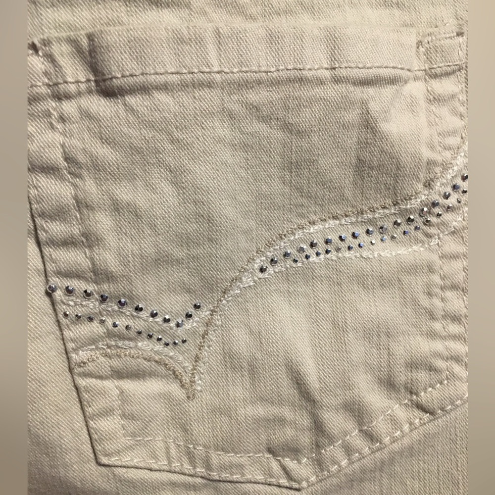 Woman’s Gloria Vanderbilt Jeans .